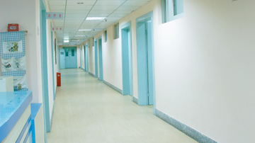 宽敞明亮的病房走廊